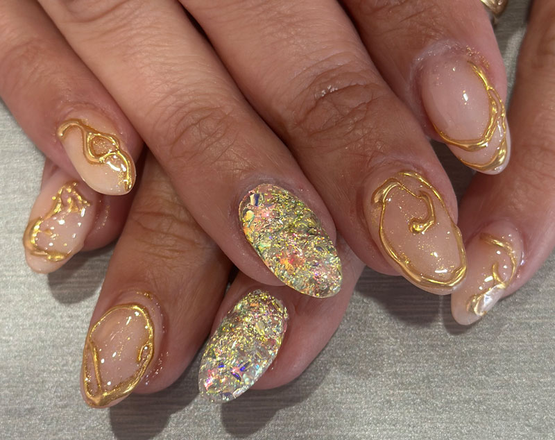 Nails with gold finish textures